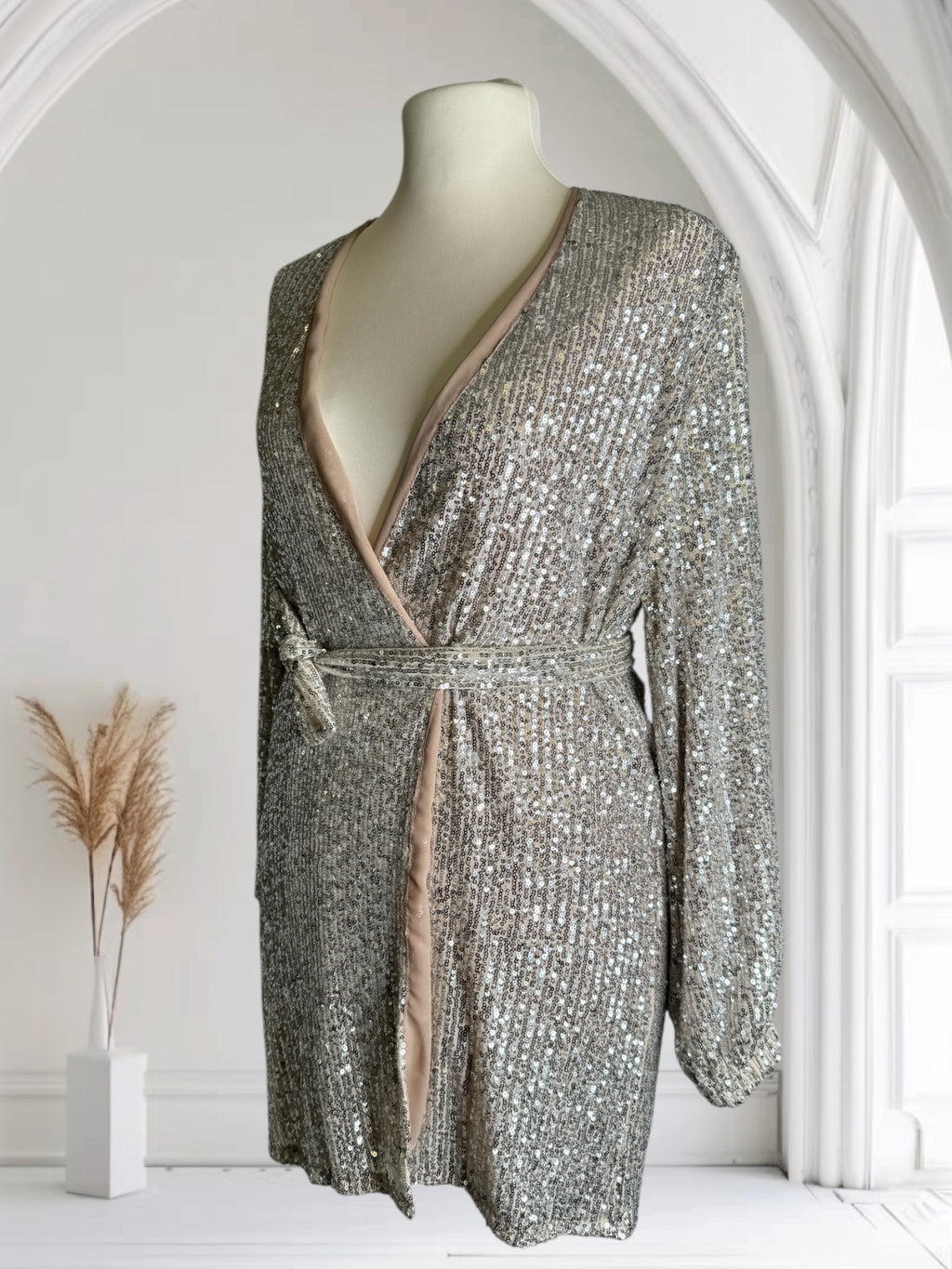 Robe pailletée courte,Taille M et avec la ceinture