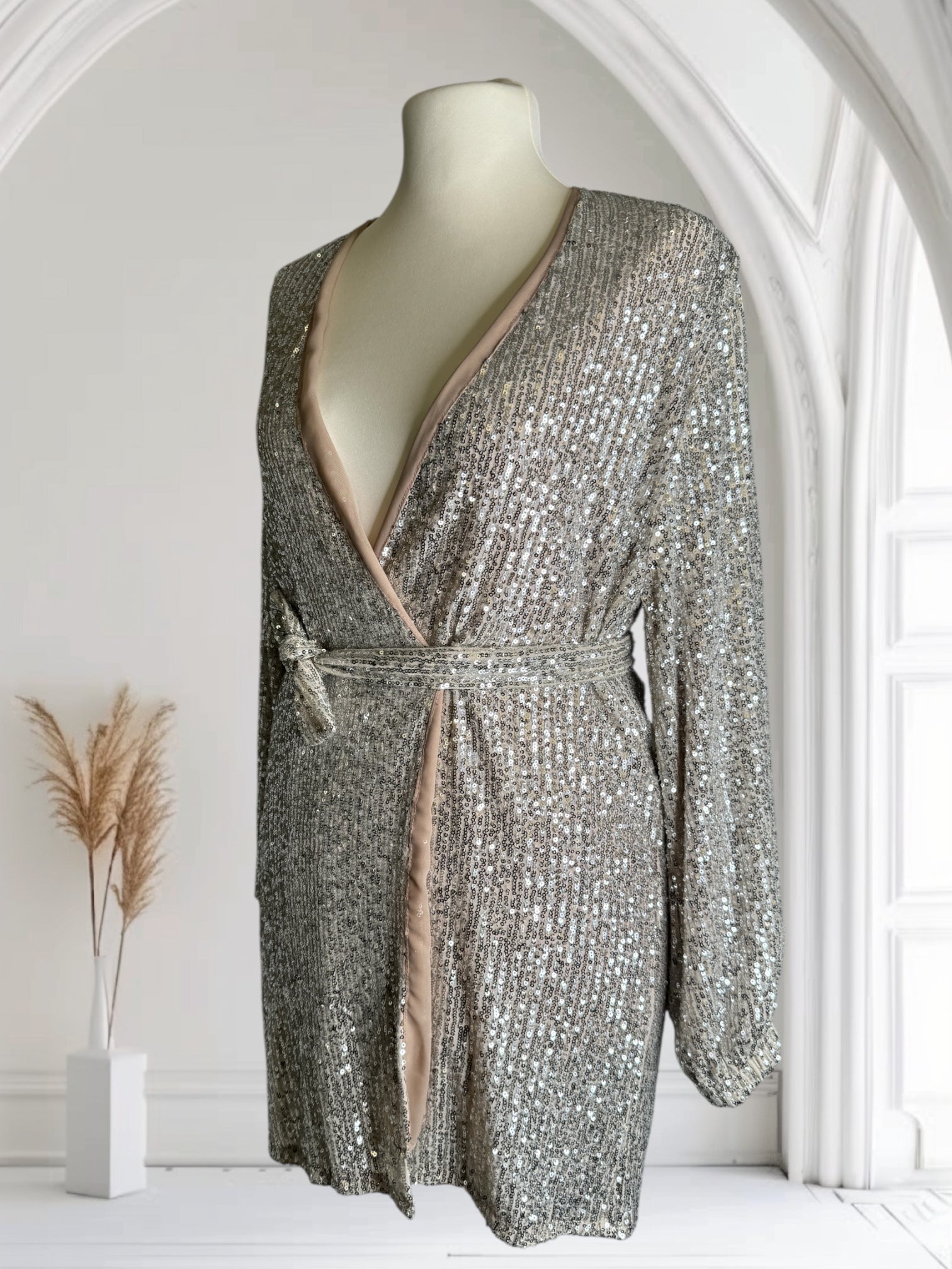 Robe pailletée courte,Taille M et avec la ceinture