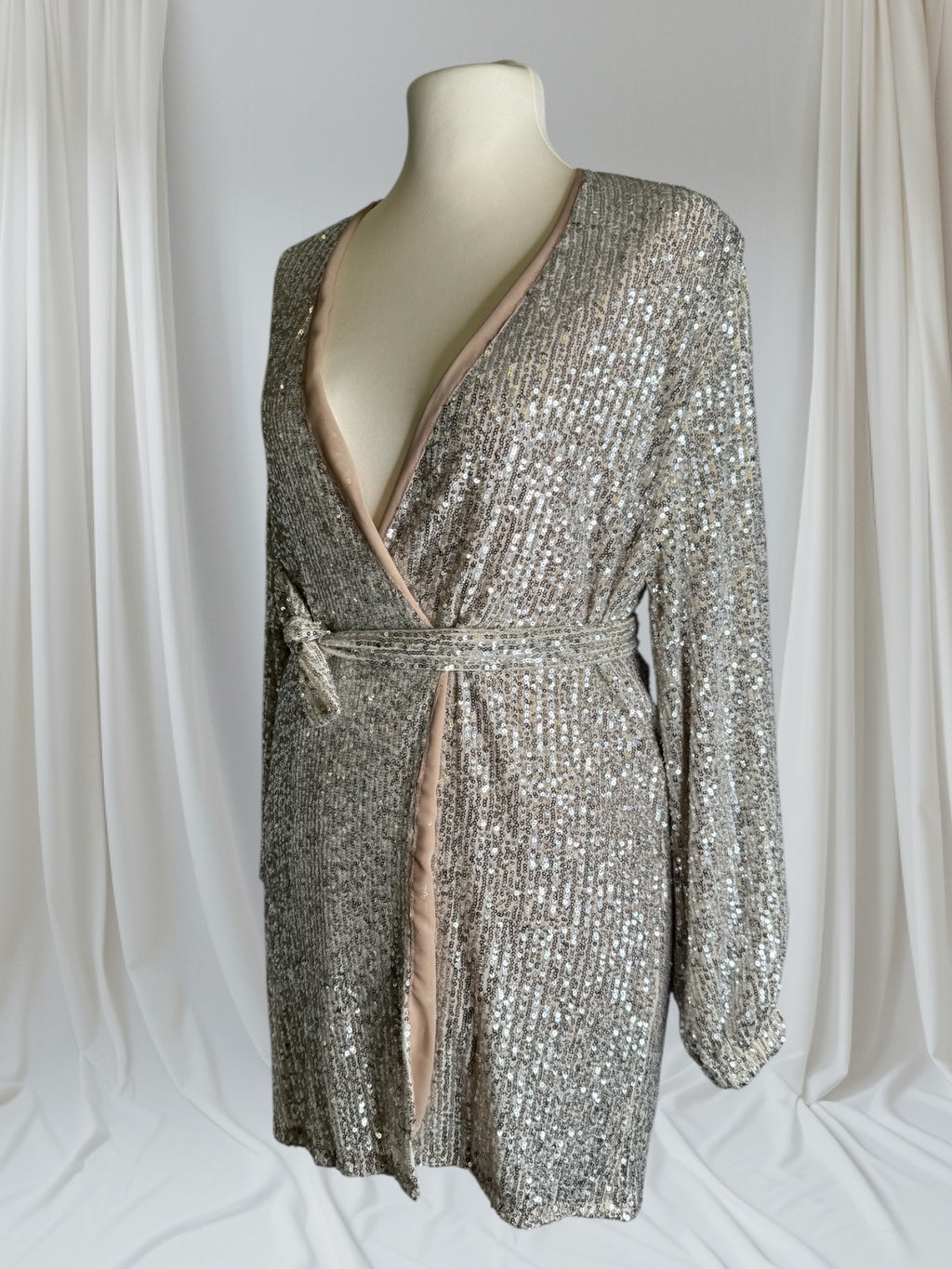 Robe pailletée courte,Taille M et avec la ceinture