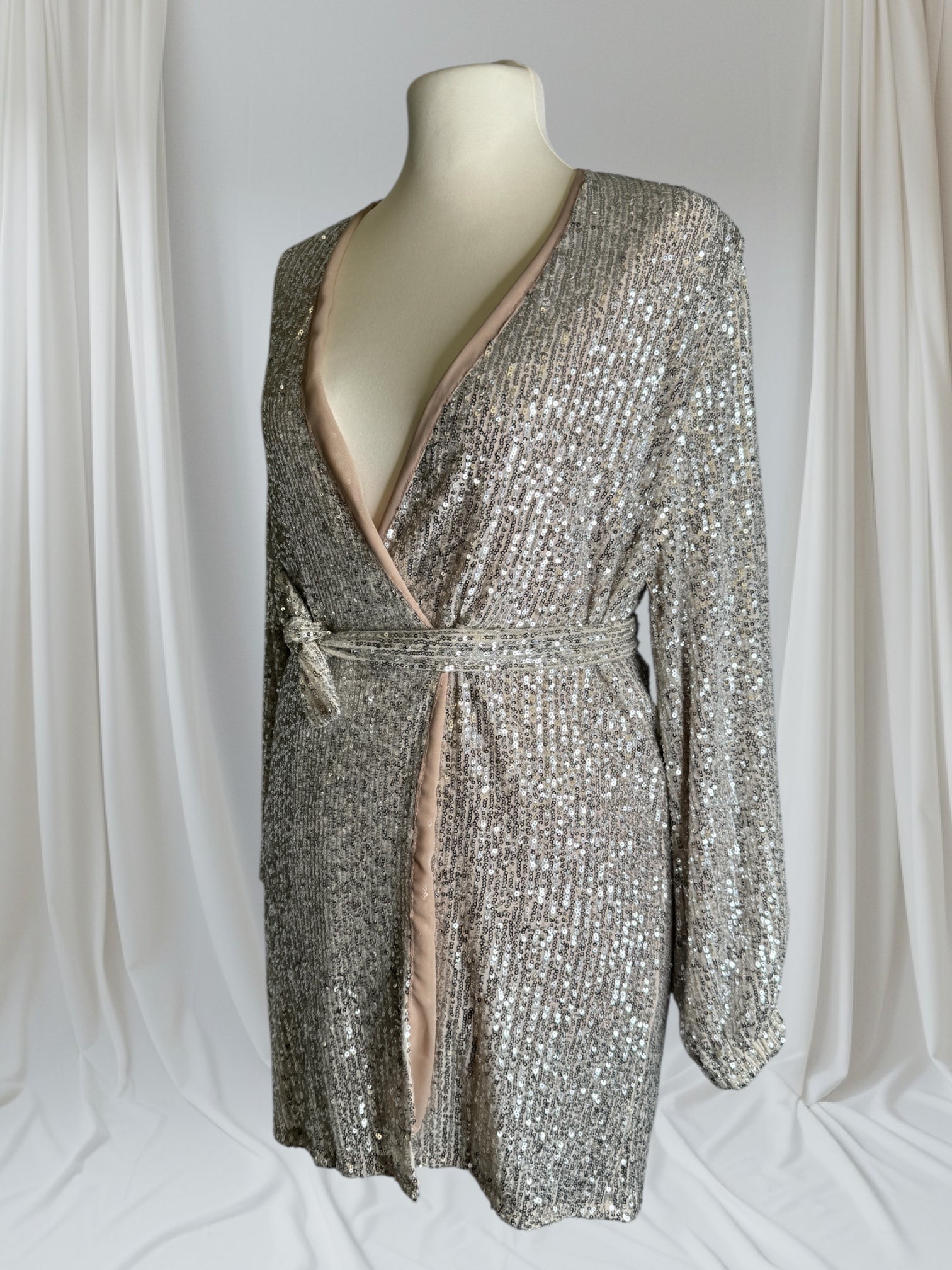 Robe pailletée courte,Taille M et avec la ceinture