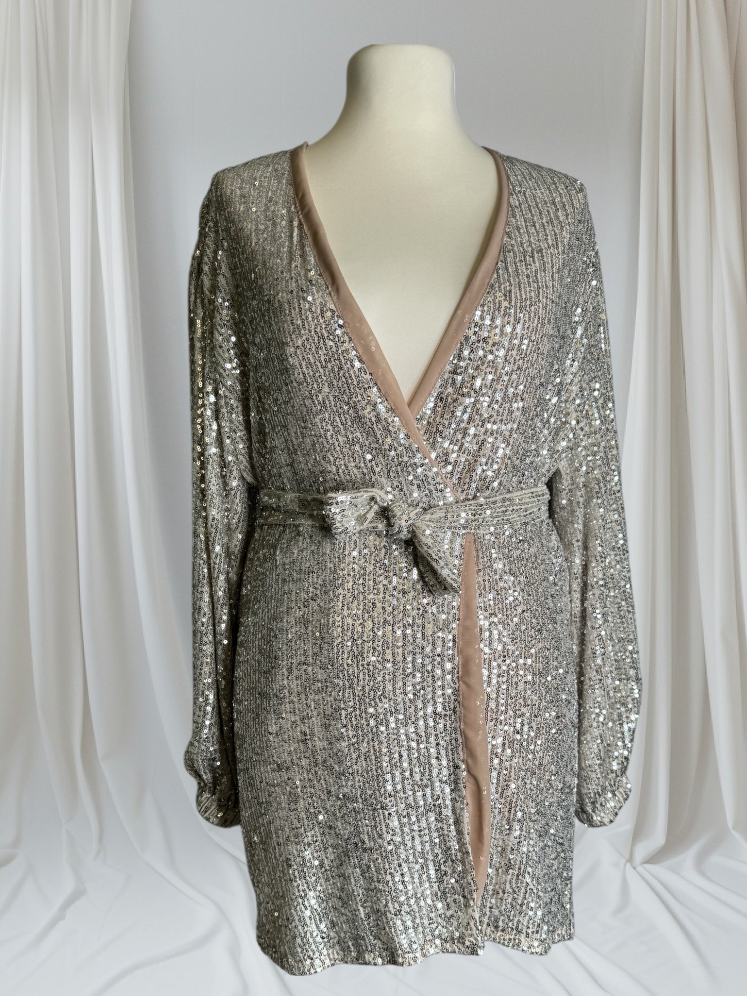 Robe pailletée courte,Taille M et avec la ceinture