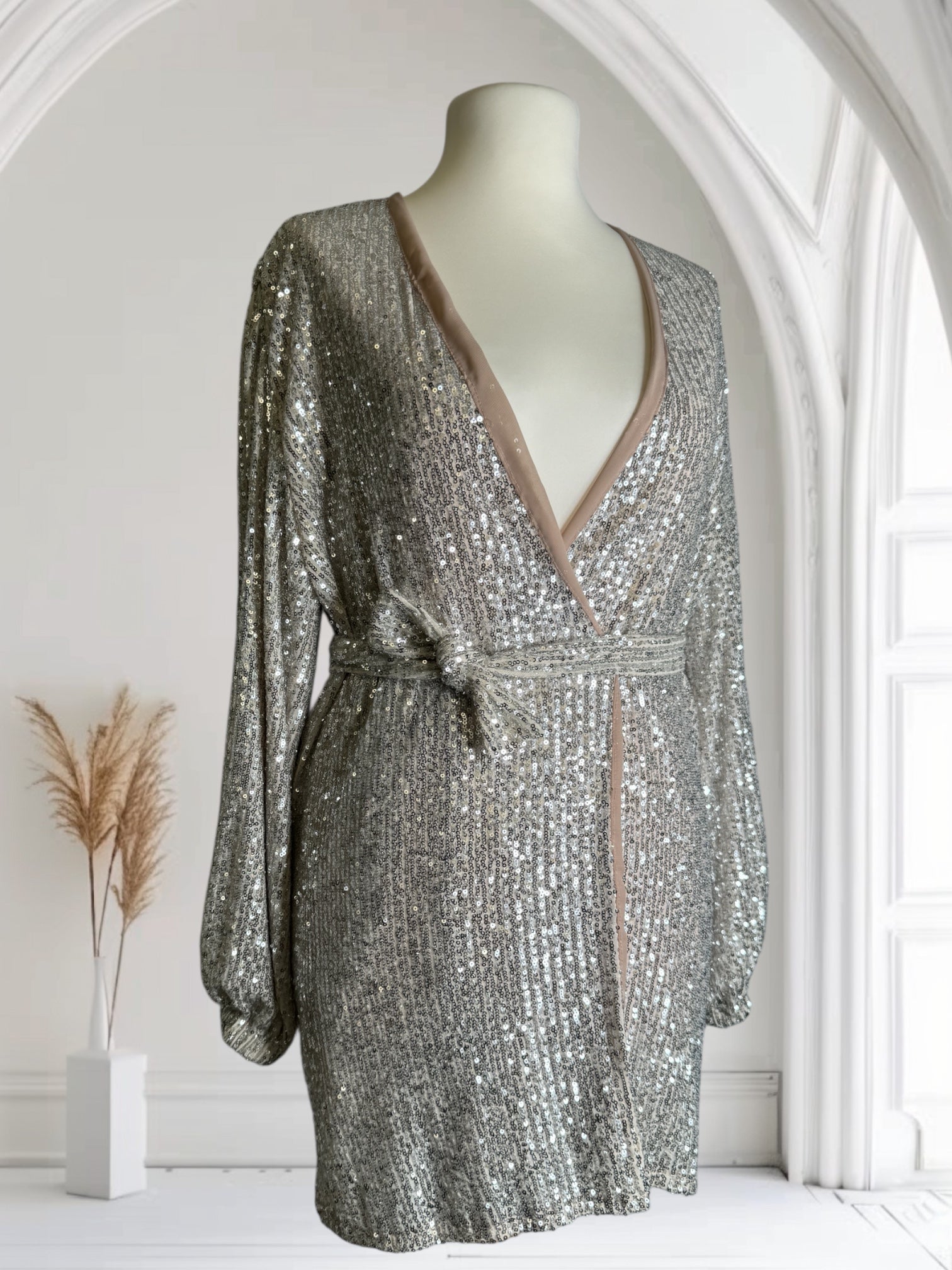 Robe pailletée courte,Taille M et avec la ceinture