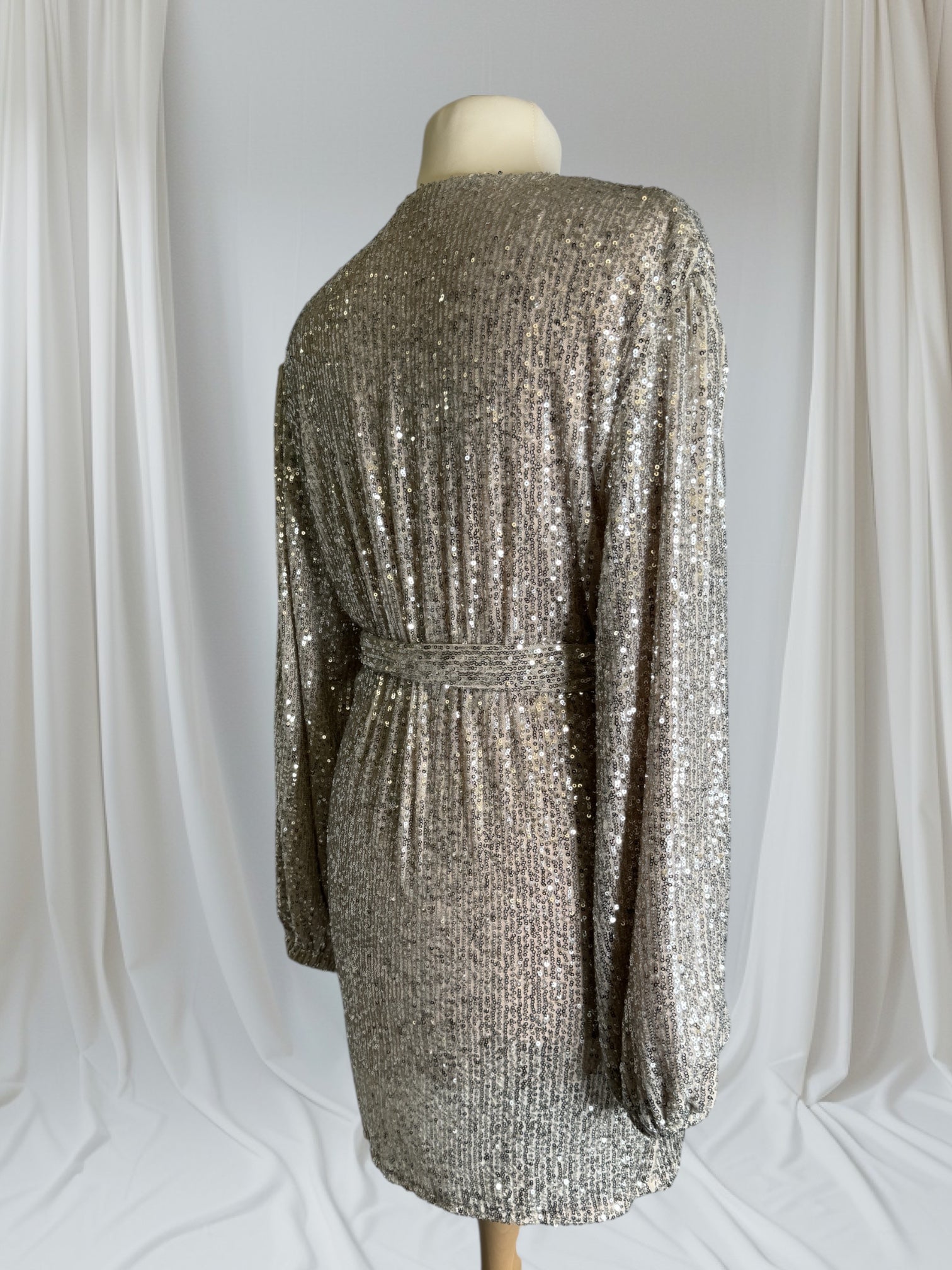 Robe pailletée courte,Taille M et avec la ceinture