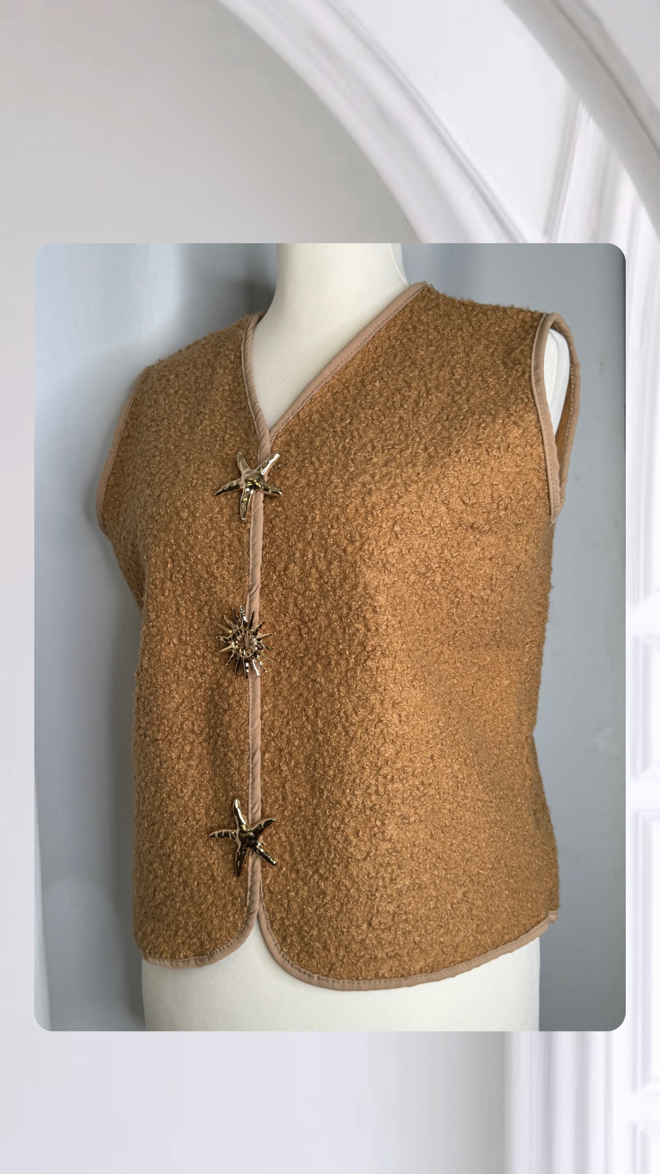 Gilet avec 3 broches, couleur beige, Taille M-L