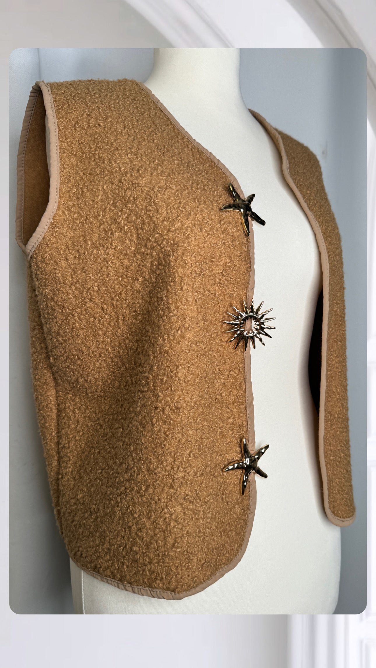 Gilet avec 3 broches, couleur beige, Taille M-L