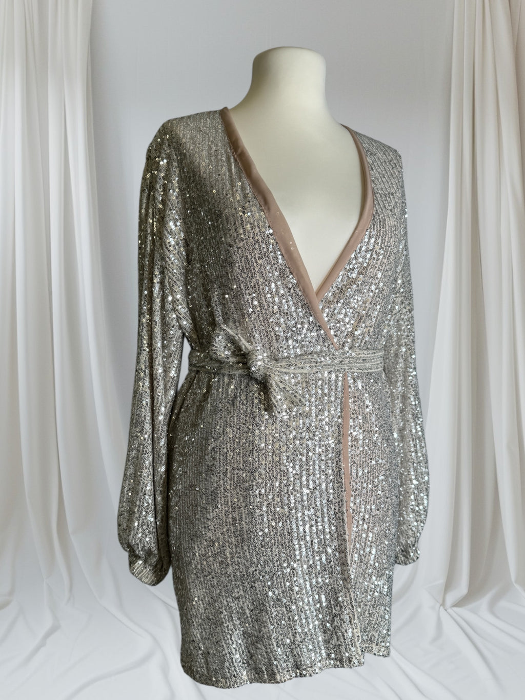 Robe pailletée courte,Taille M et avec la ceinture