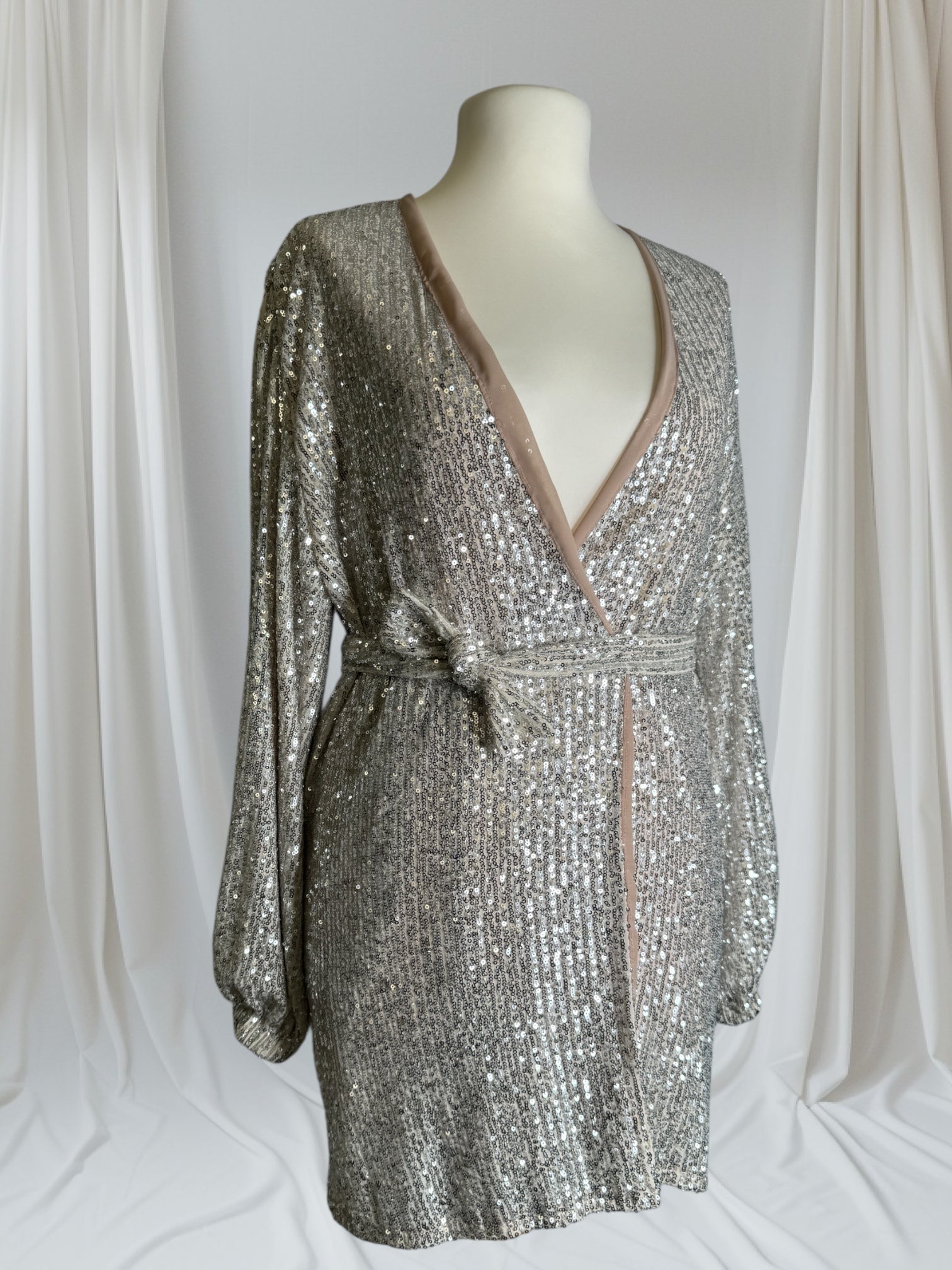 Robe pailletée courte,Taille M et avec la ceinture