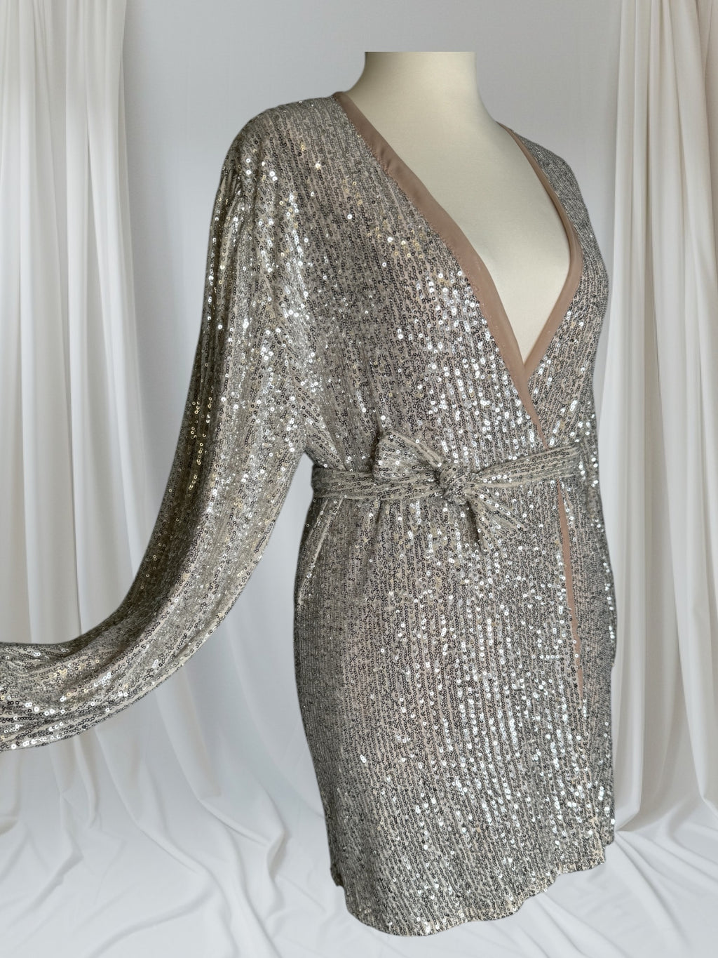 Robe pailletée courte,Taille M et avec la ceinture