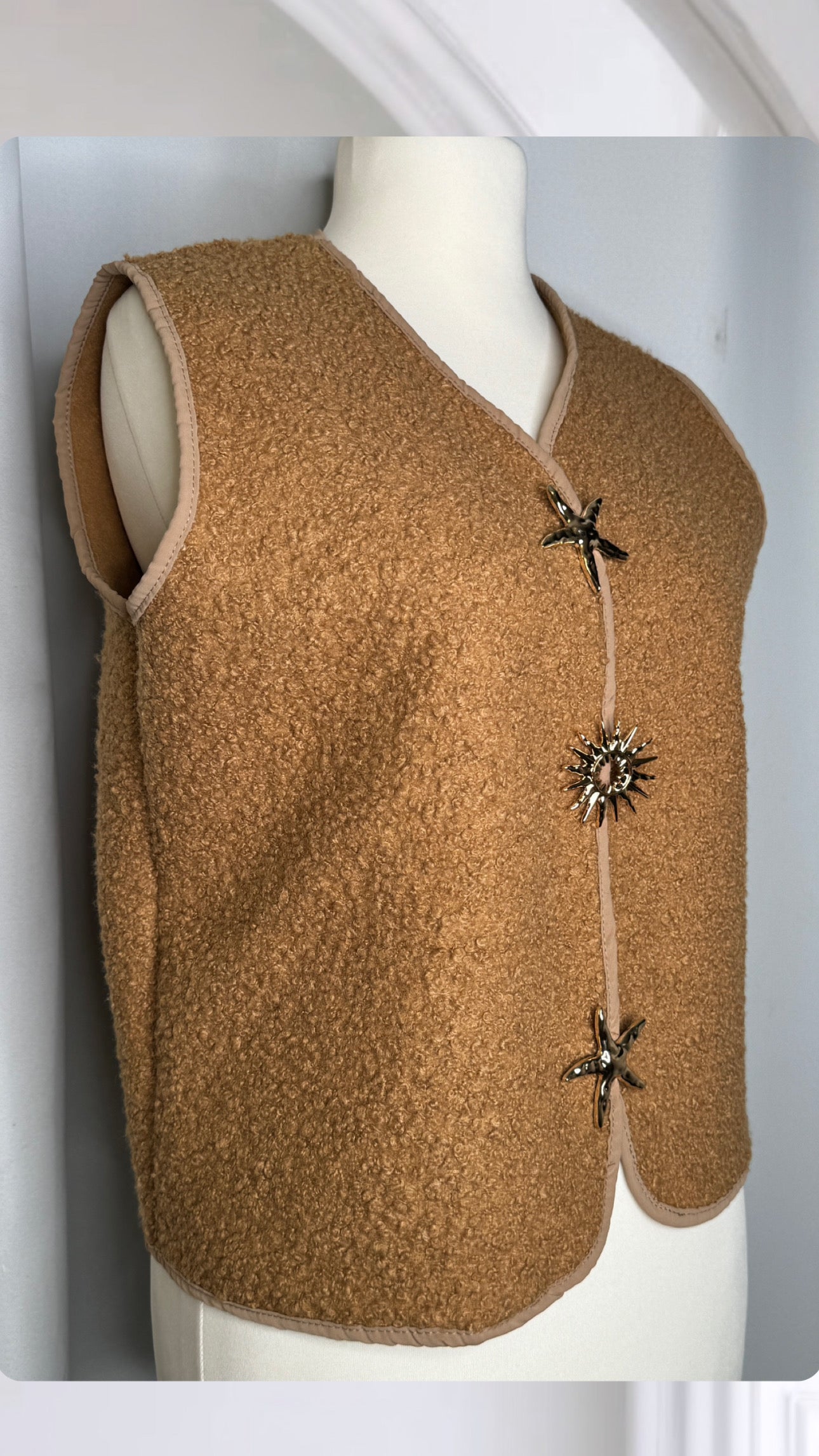 Gilet avec 3 broches, couleur beige, Taille M-L