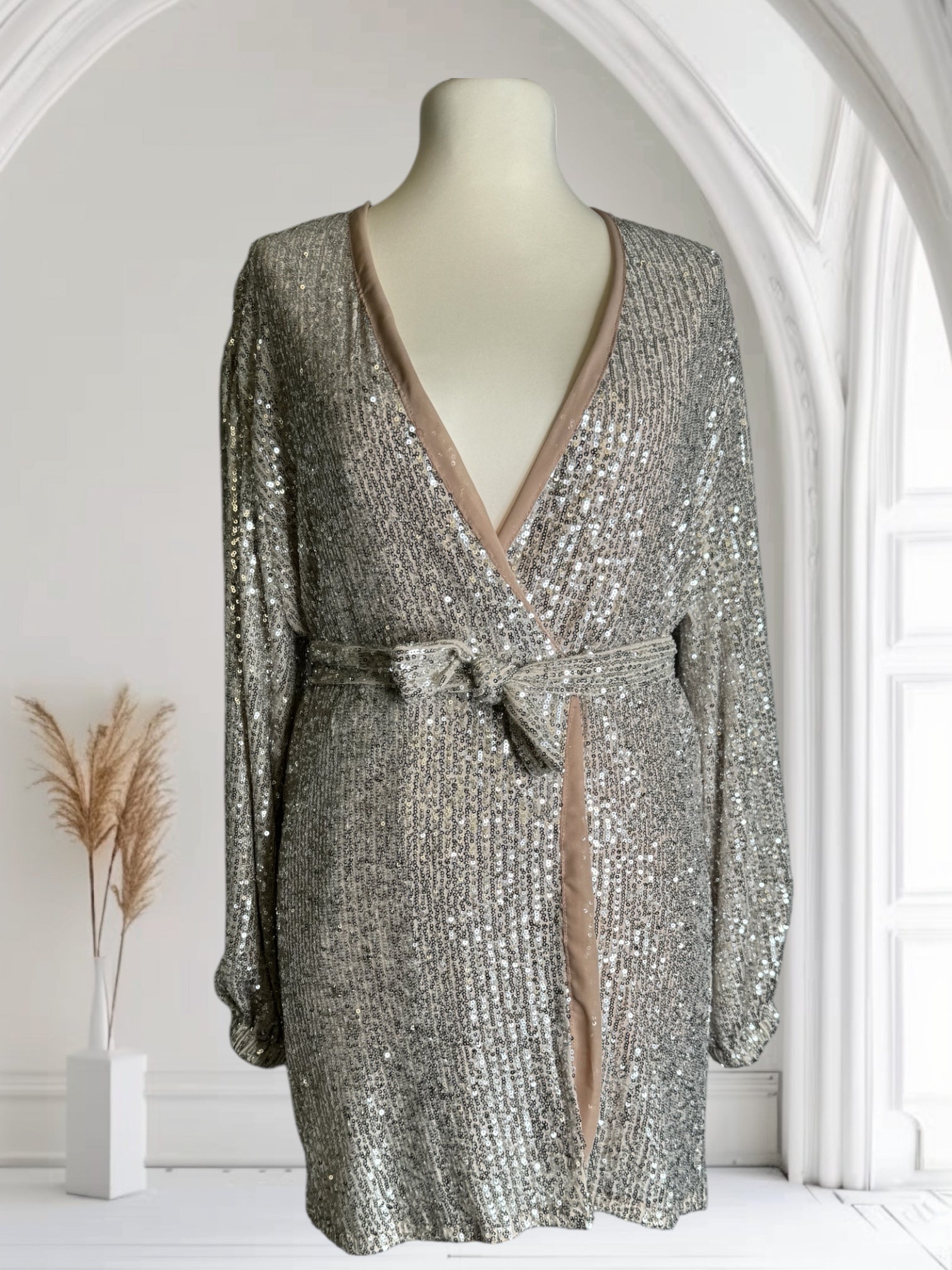 Robe pailletée courte,Taille M et avec la ceinture